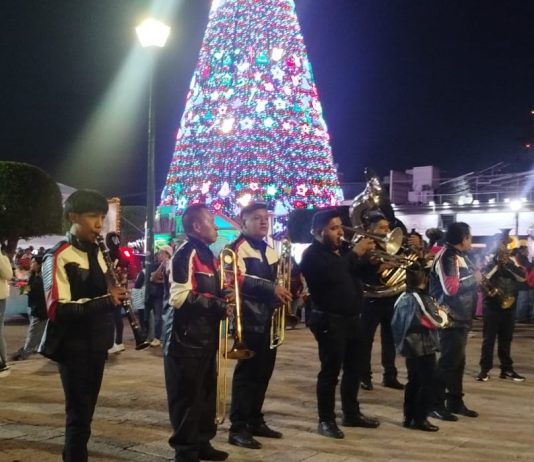 Participan alrededor de 8 mil personas en la Procesión de los Farolitos, SJR