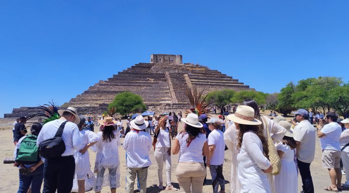 Corregidora recibe la primavera con tradición y misticismo al pie de la Pirámide