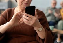 Ofrecen taller de uso de celular para adultos mayores en la Antigua Estación Hércules