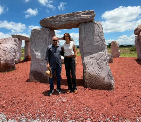 Instalan escultura de Rubén Maya a pie de la carretera 412 en Huimilpan
