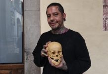 FOTOGALERÍA | Explora el artista Ulises “Cadaver” la estética de la muerte a través del moldeado anatómico