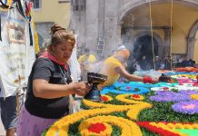 Bendicen y colocan frontal festivo en honor a la Santísima Cruz de los Milagros