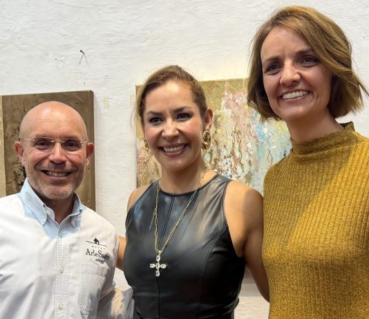 Inaugura López Birlain exposición «Fracturas», de Marily Torres en el Museo de Arte Sacro